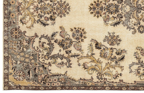 Load image 1 in gallery view. Pofena - Vintage Floral Rug - 5'5 X 8'10