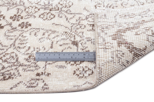Load image 1 in gallery view. Truta - Vintage Medallion Rug - 5'6 X 8'9