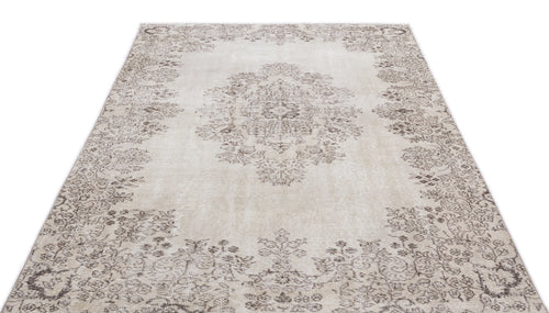 Load image 1 in gallery view. Truta - Vintage Medallion Rug - 5'6 X 8'9