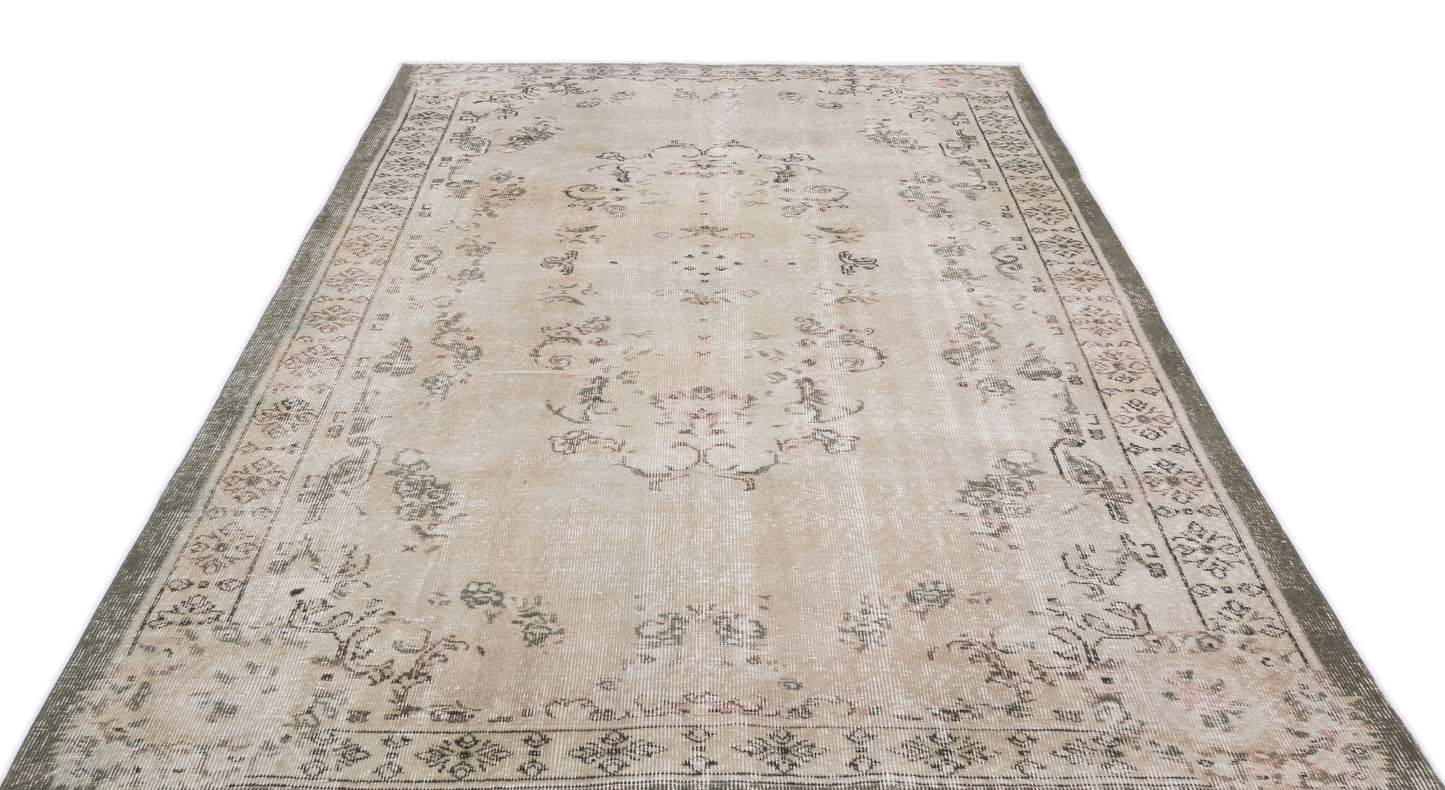 Trigula - Vintage Medallion Rug - 5'9 X 9'5
