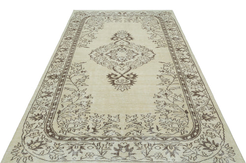 Load image 1 in gallery view. Huleis - Vintage Medallion Rug - 5'6 X 9'1