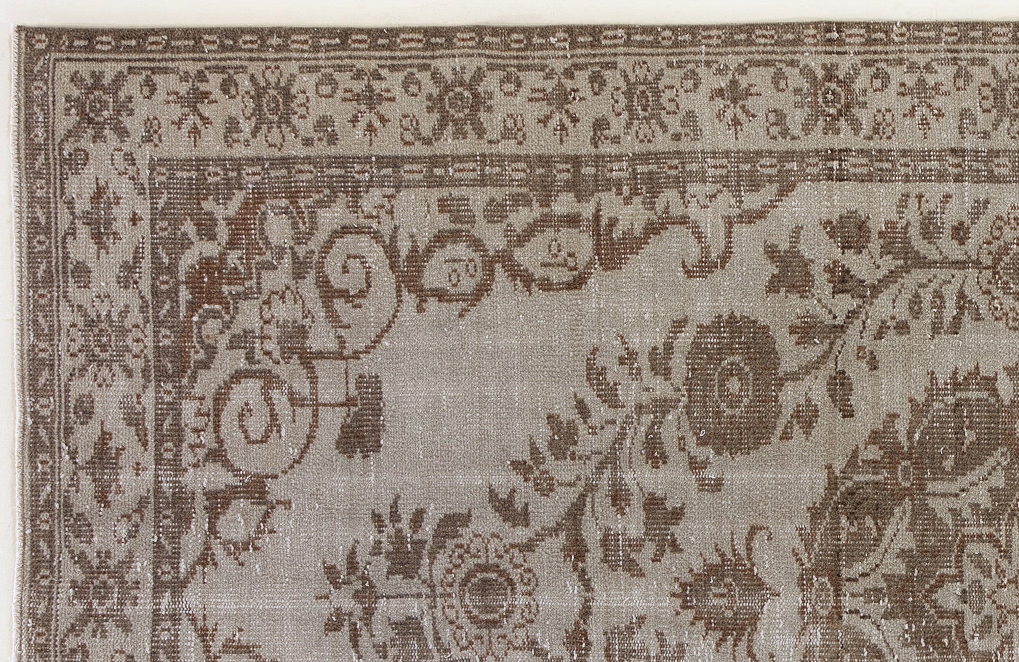 Gauhoan - Vintage Medallion Rug - 5'3 X 8'10