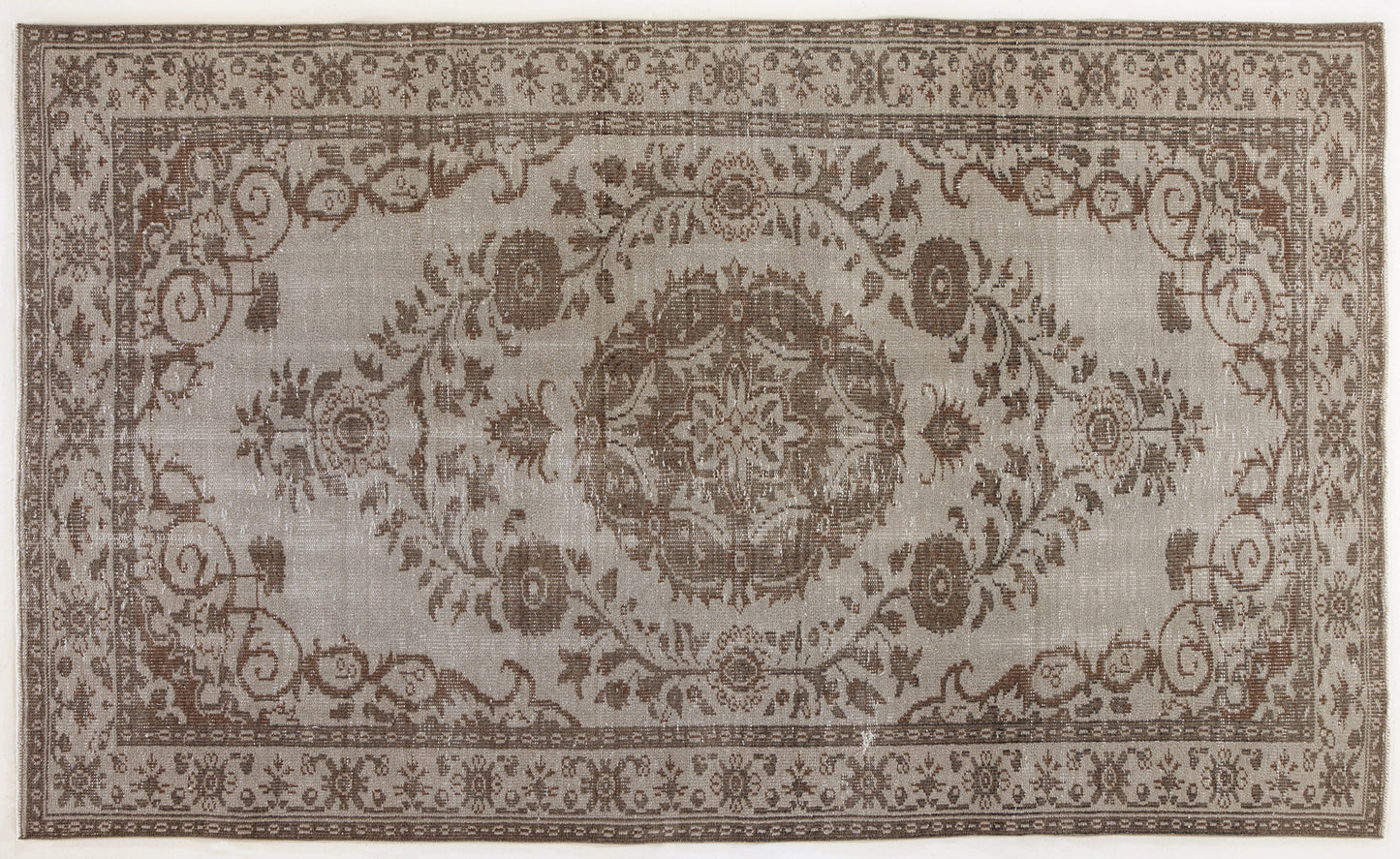 Gauhoan - Vintage Medallion Rug - 5'3 X 8'10