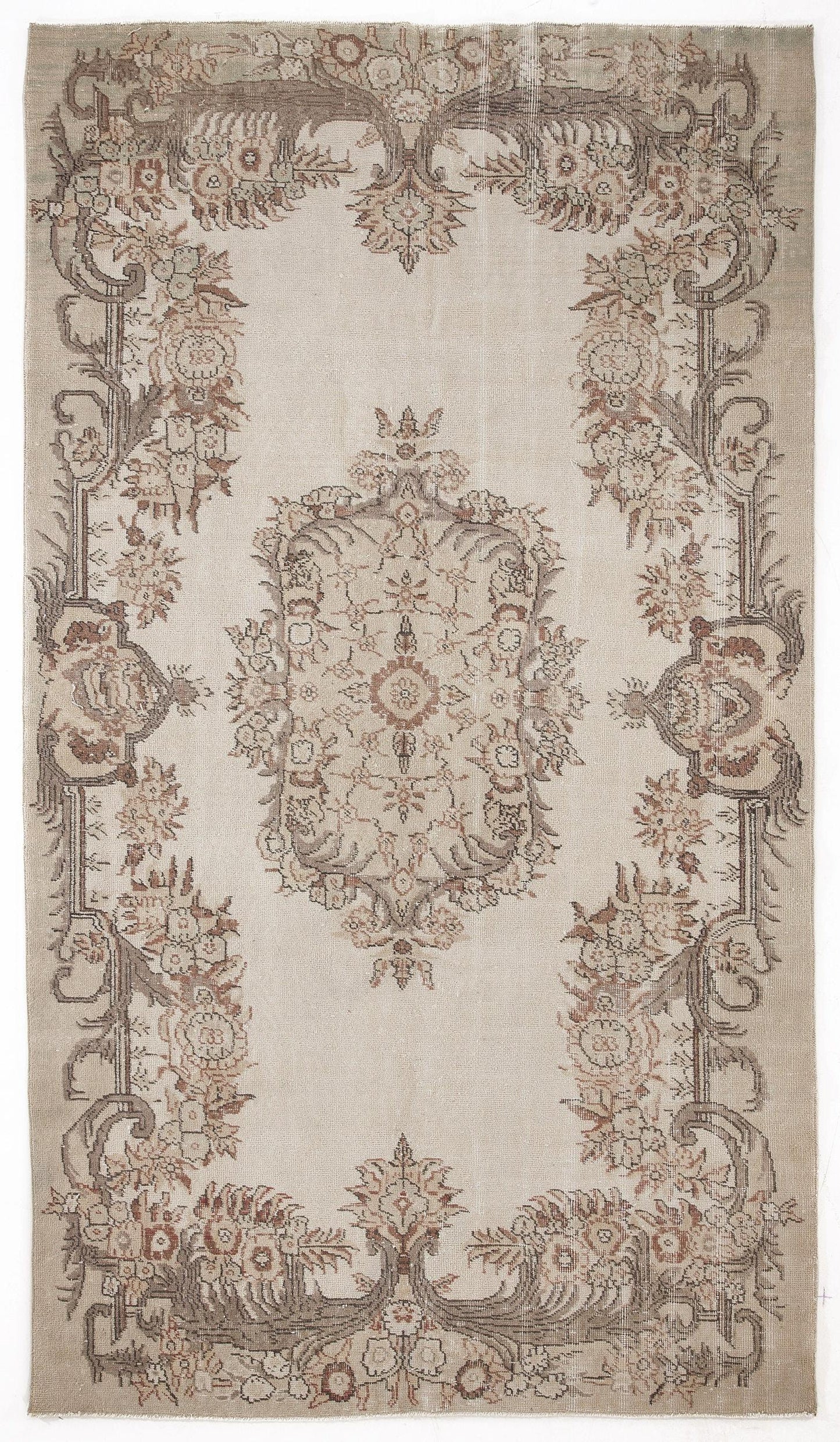 Thama - Vintage Medallion Rug - 5'7 X 9'10