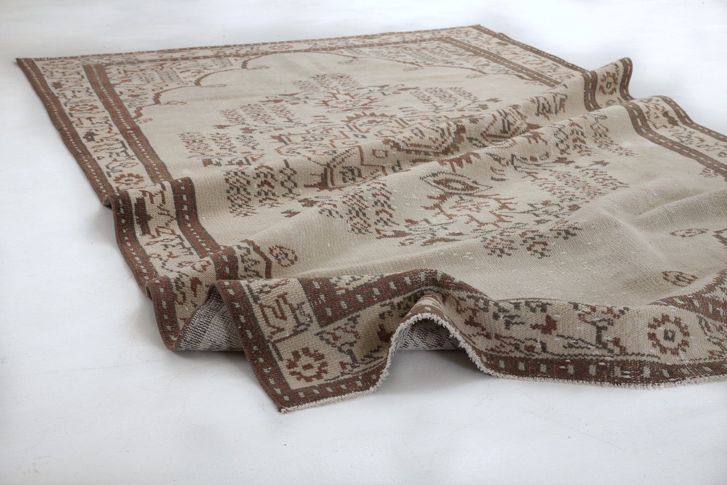 Riazia - Vintage Medallion Rug - 5'1 X 8'7
