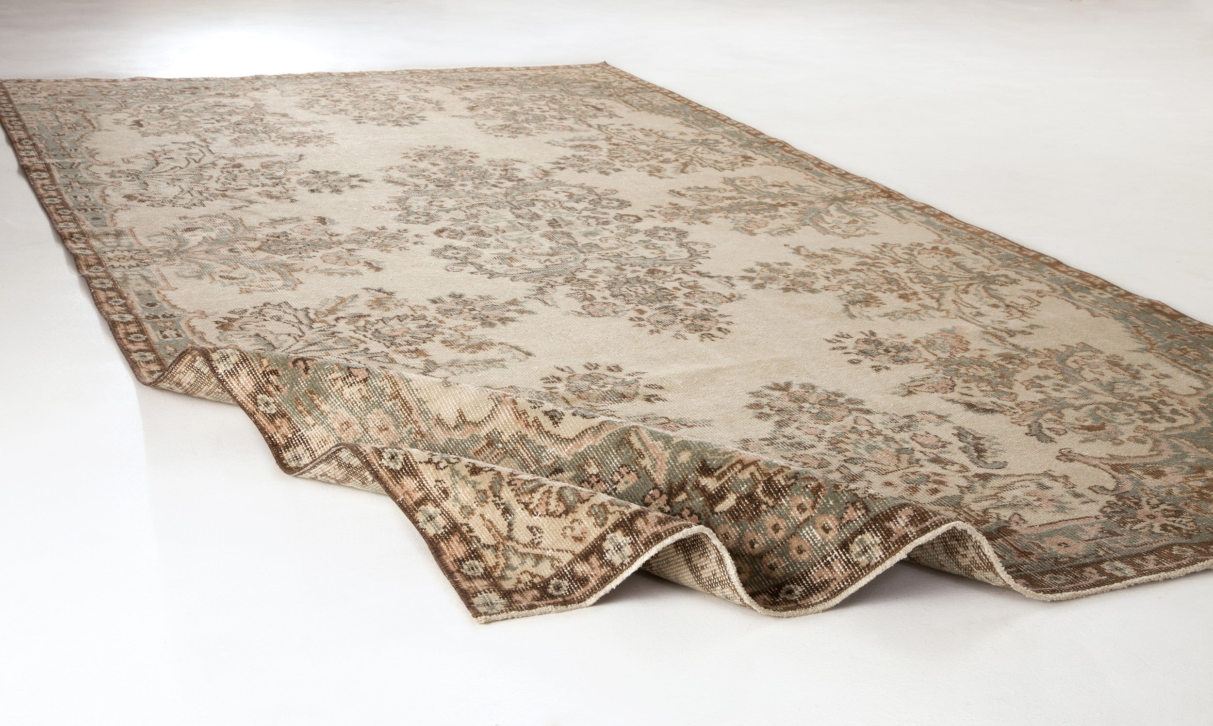Trien - Vintage Medallion Rug - 5'5 X 9'6