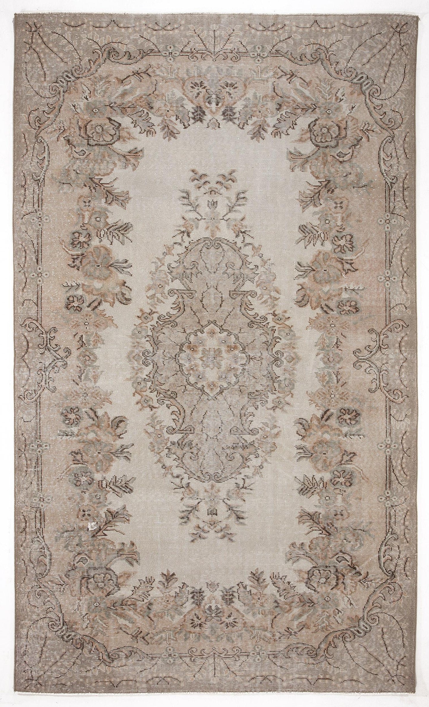 Beheil - Vintage Medallion Rug - 5'9 X 9'10