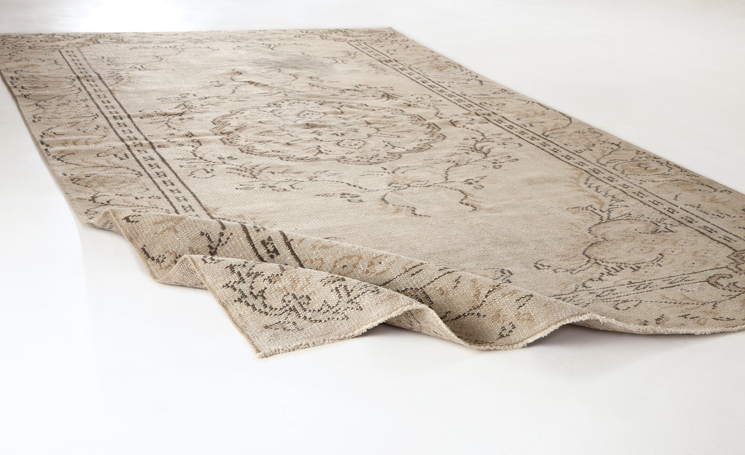 Fasana - Vintage Medallion Rug - 5'6 X 8'11