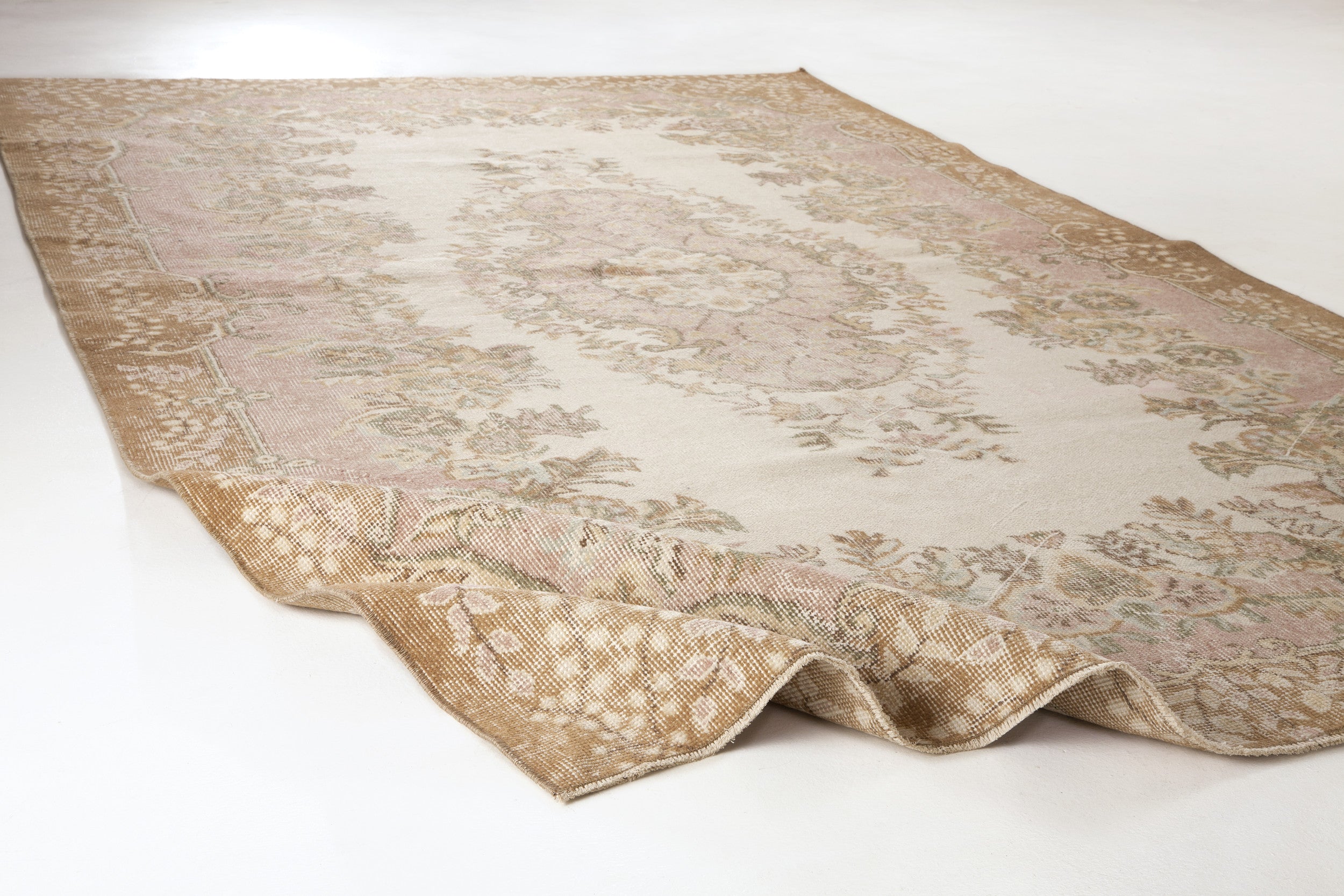 Paema - Vintage Medallion Rug - 5'10 X 9'7