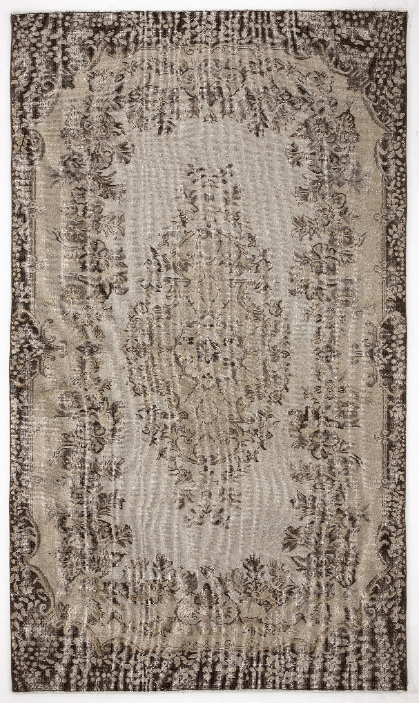 Neuma - Vintage Medallion Rug - 5'9 X 9'11