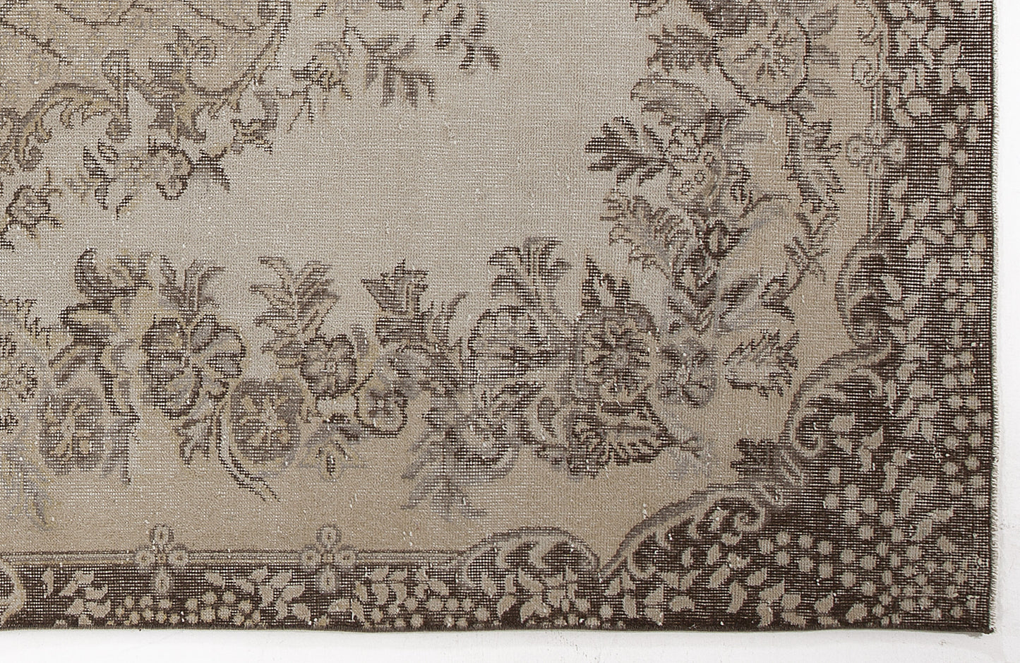 Neuma - Vintage Medallion Rug - 5'9 X 9'11