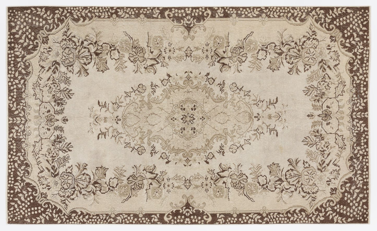 Defoil - Vintage Medallion Rug - 5'7 X 9'3