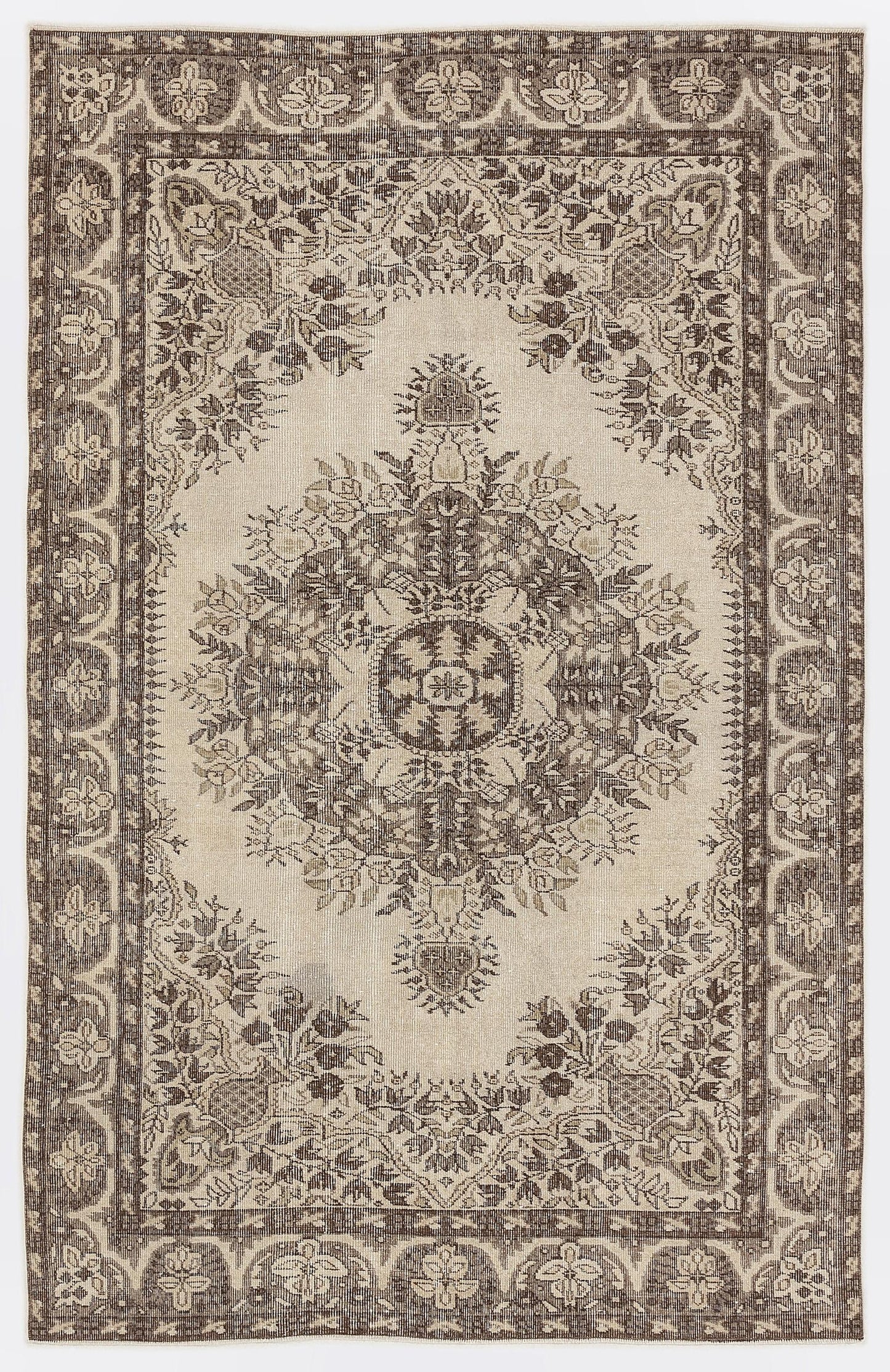 Thaar - Vintage Medallion Rug - 5'6 X 8'7