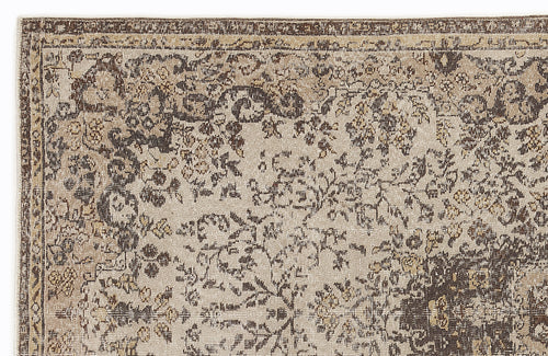 Load image 1 in gallery view. Nisua - Vintage Medallion Rug - 5'1 X 8'11